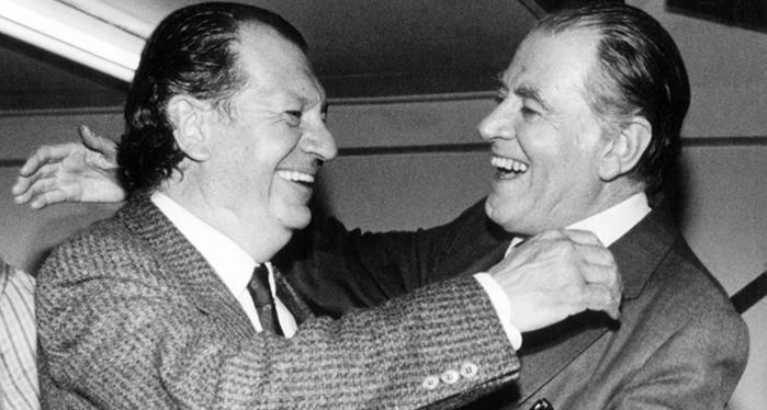 Рикардо Лагос и Патрисио Айвин обнимаются после победы на плебисците 1988 года