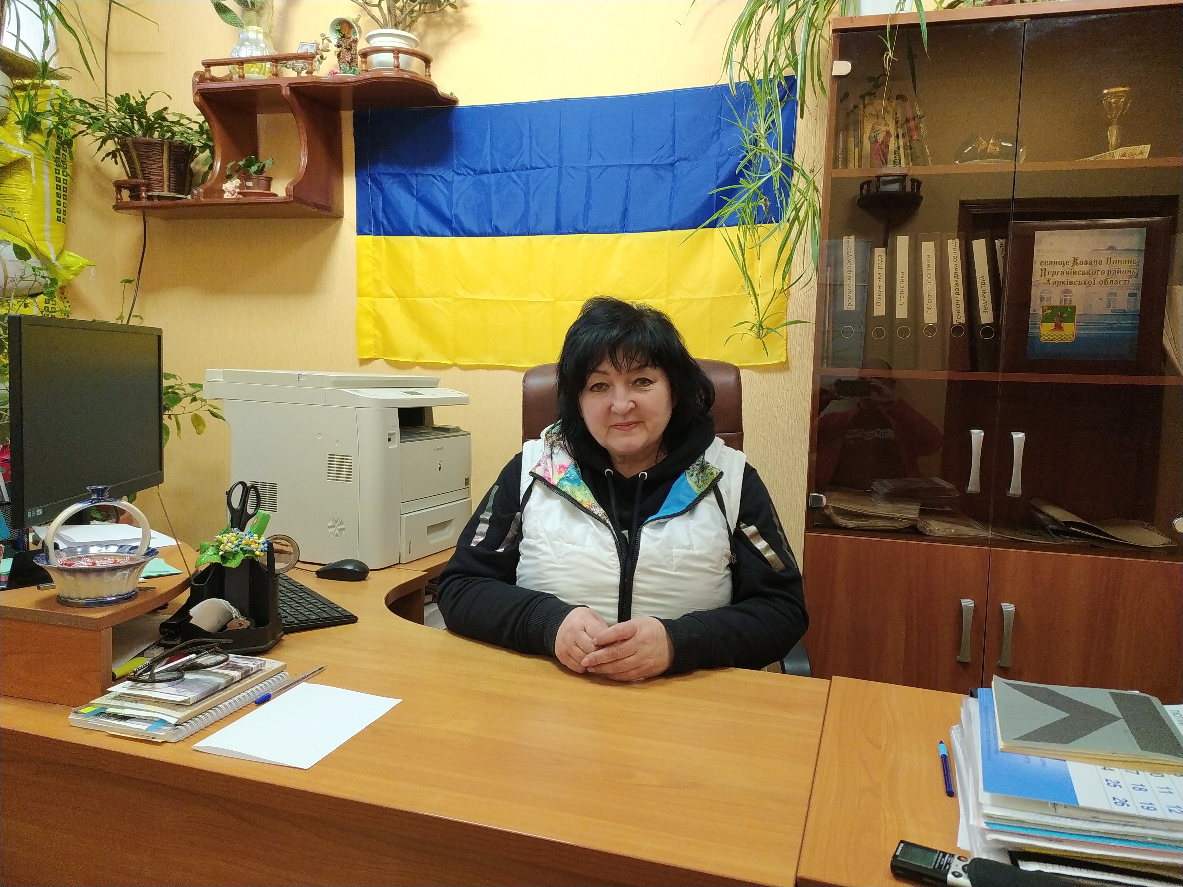Староста Людмила Вакуленко в своем кабинете. Здание называют поссоветом, хотя после реформы Казачья Лопань вошла в состав Дергачевской территориальной громады