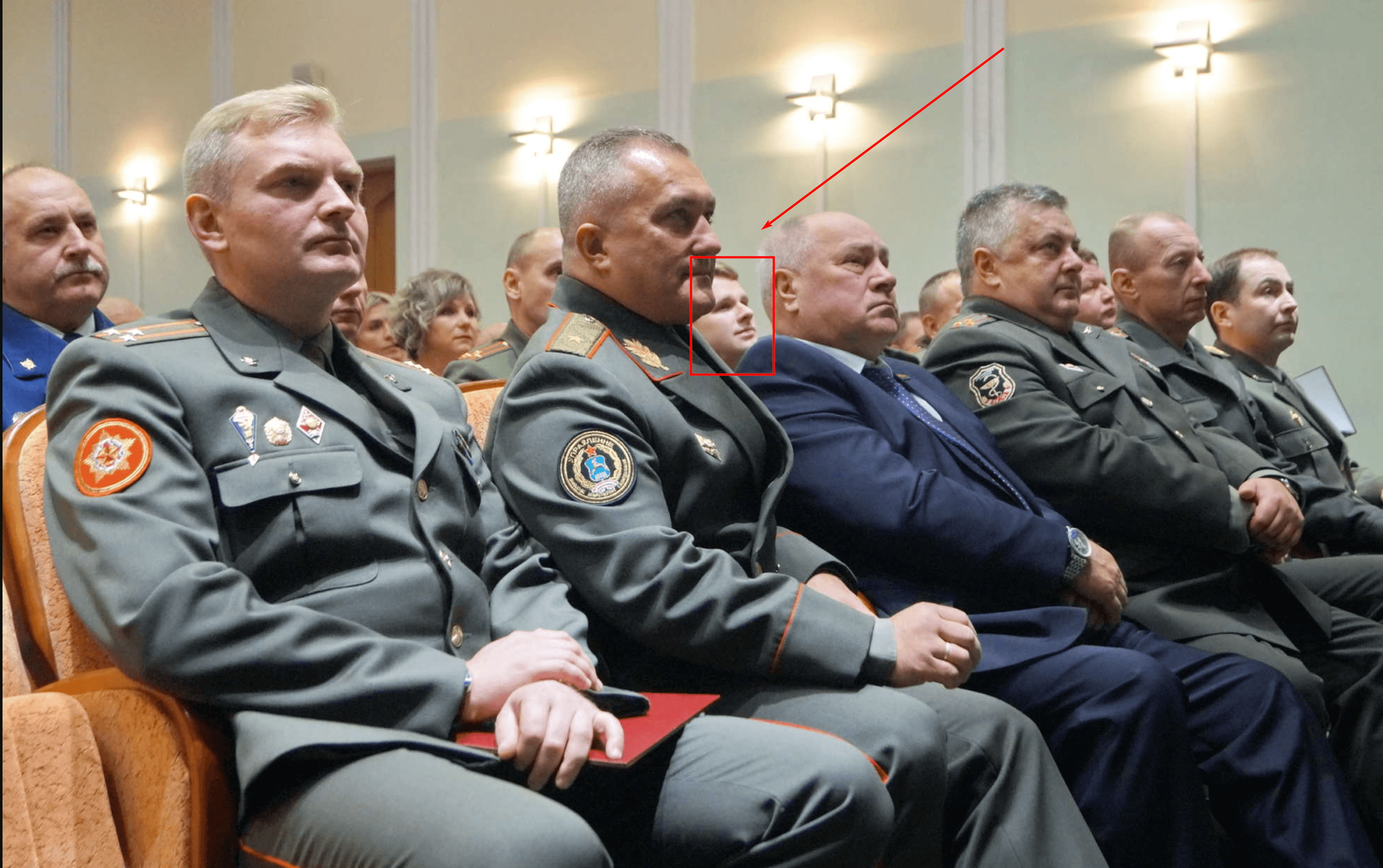Алексей Лобеев выглядывает из-за подбородка главы ГРУ Руслана Косыгина