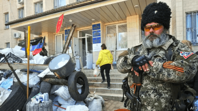 Пророссийский боевик возле здания мэрии Краматорска