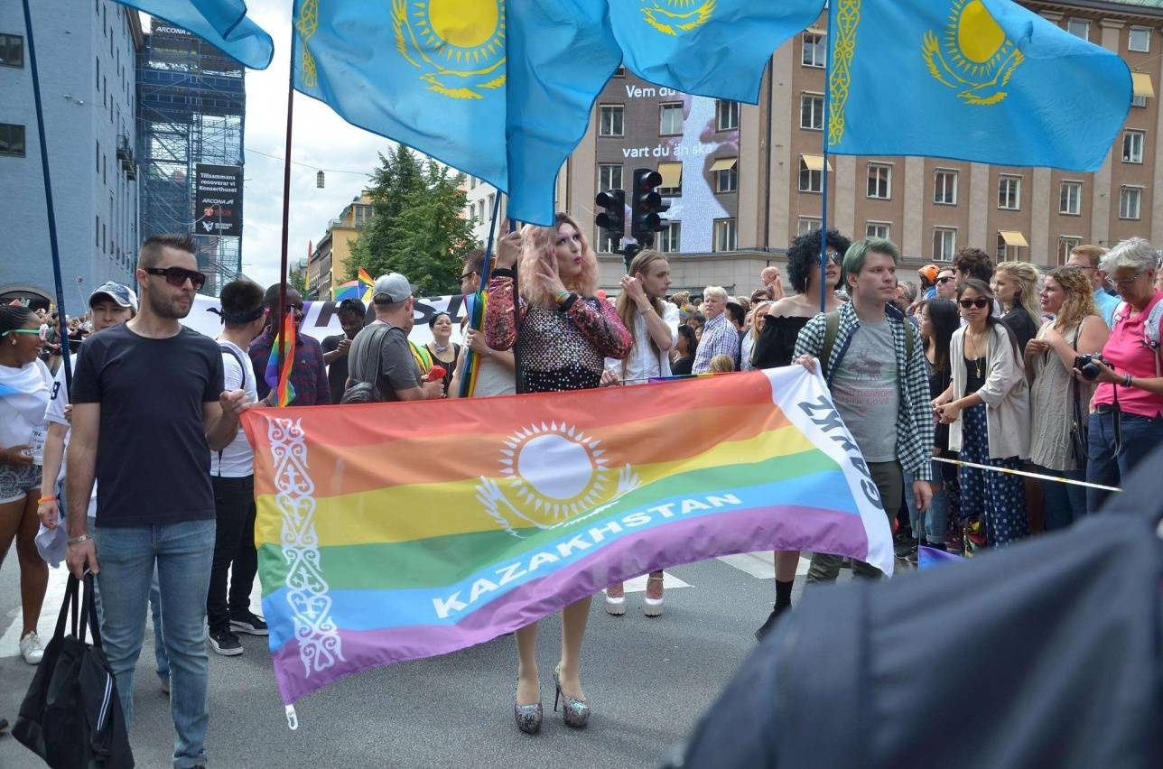 Участники из Казахстана на ЛГБТ-параде в Стокгольме, 2017 год
