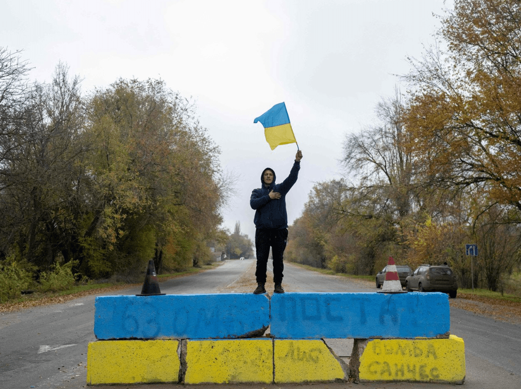 Житель Херсона с флагом Украины на блокпосту при въезде в город, 3 ноября 2022