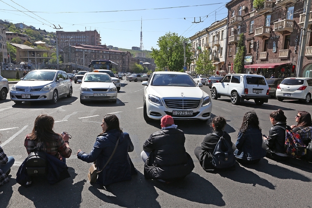 Демонстранты перекрыли центральную магистраль Еревана.Фото: Лилиан Галстян/ JAMnews