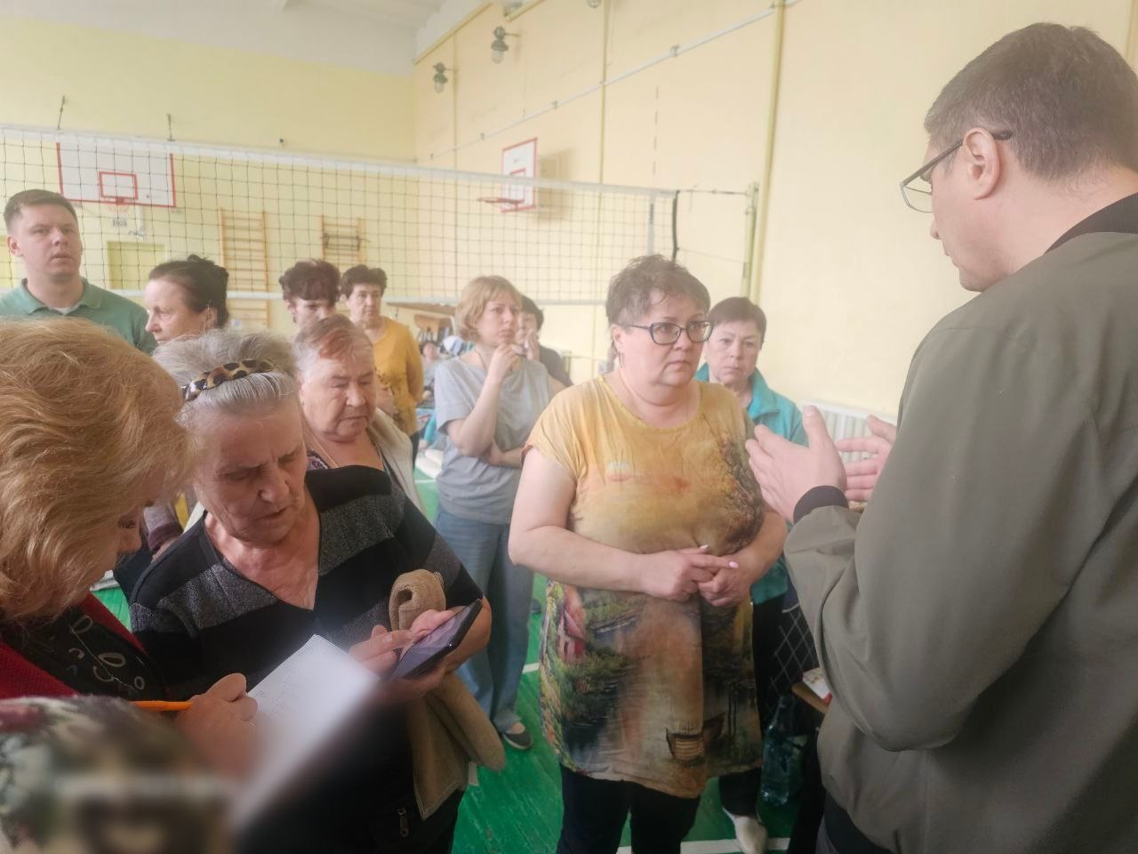 Губернатор Владимирской области Александр Авдеев с эвакуированными жителями
