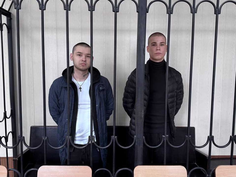 Бойцы бригады «Азов» Иван Ножечкин и Егор Яковенко в оккупационном «Верховном суде ДНР». Фото: «Мариуполь сейчас»