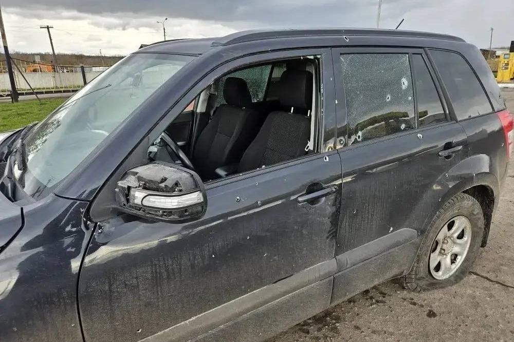Автомобиль, пострадавший от удара дрона в Курской области. Фото: Александр Хинштейн