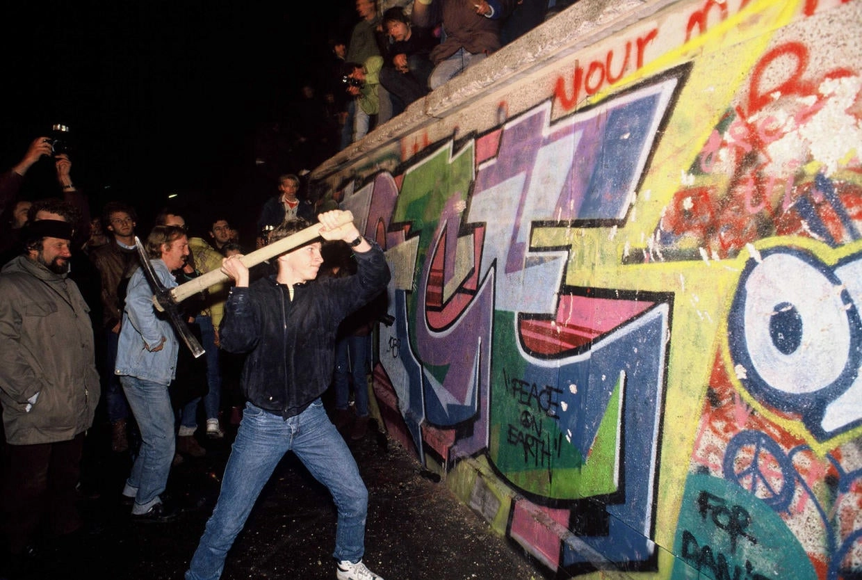 9 ноября 1989 года. Берлинцы ломают стену