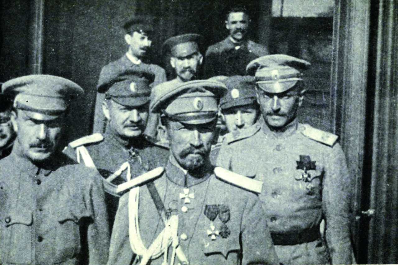 Генерал Лавр Корнилов с офицерами штаба. 1917 г.