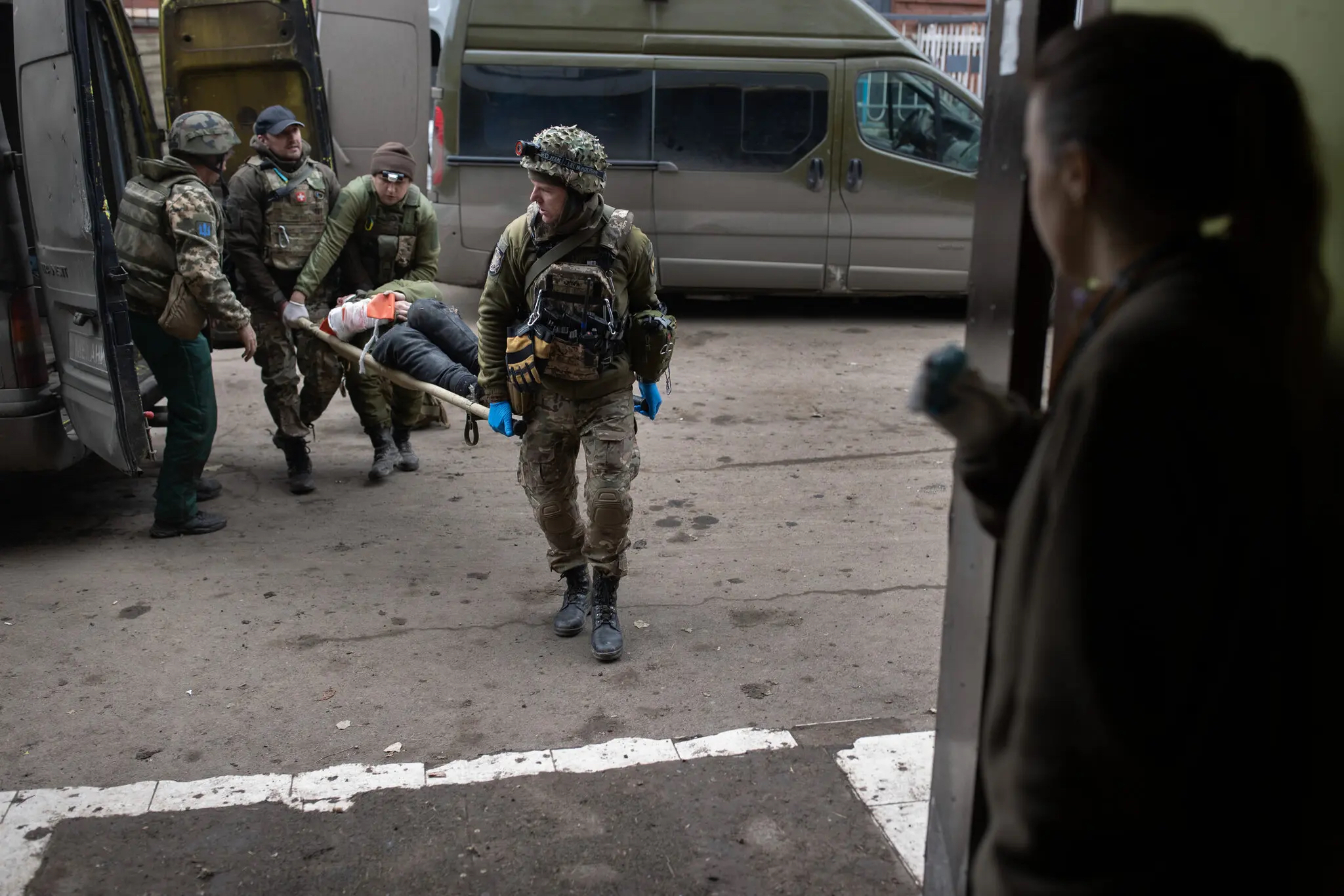Перевозка раненого солдата в Бахмутский госпиталь в пятницу. Накануне в больницу поступили 240 человек.